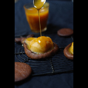 http://marineiscooking.com/2015/10/21/tartelettes-poires-chocolat-et-caramel-au-beurre-sale/